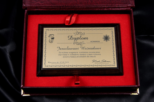 Dyplom gratulacyjny, uznania grawerowany laserem na podkadzie drewnianym w etui